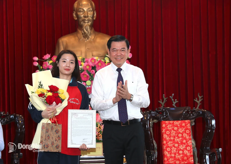 Bí thư Tỉnh ủy Nguyễn Hồng Lĩnh gặp gỡ, khen thưởng VĐV cầu lông Nguyễn Thùy Linh